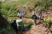 Besichtigung des Wasserleitungsprojekts der Schule in Kibwigwa, das durch Hilfe unserer Studenten und Lehrenden fertiggestellt werden konnte